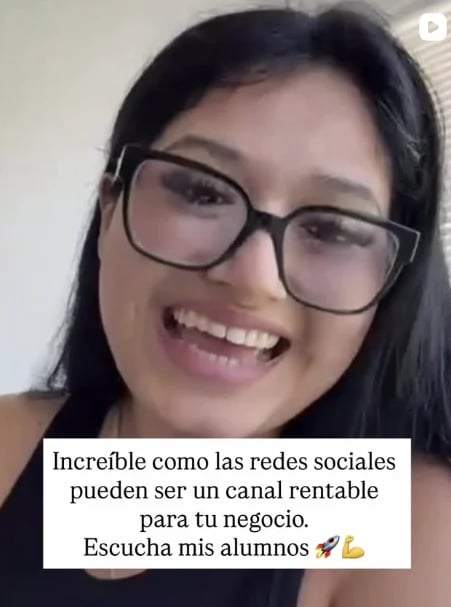 Smiling woman wearing glasses with Spanish text overlay about social media and business